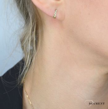 Złote kolczyki dla dziewczynki grawerowane 0,8 cm KL 5188 333 💎 Złote kolczyki dla dziewczynki z grawerowanym wzorem (5).JPG